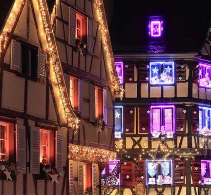 Weihnachts-Dekoration am Fenster - Frankreich / Kaysersberg